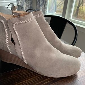dv8 blythe whipstitch wedge bootie